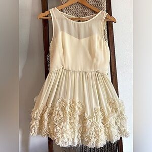 MINUET Soft Yellow Sleeveless Flowy Floral Mini w/ Ruffled Hemline Size Large